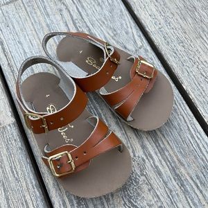 Salt Water Sea Wees size 4 EUC